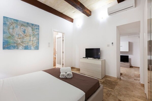 1 Schlafzimmer, Schreibtisch, Bügeleisen/Bügelbrett, Reisekinderbett