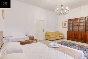 4 Schlafzimmer, Schreibtisch, Bügeleisen/Bügelbrett, Reisekinderbett