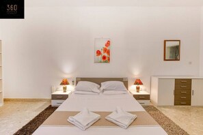 4 bedrooms, desk, iron/ironing board, travel crib