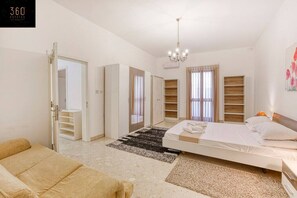 4 slaapkamers, een bureau, een strijkplank/strijkijzer, reisbedje