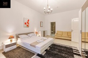 Een bureau, een strijkplank/strijkijzer, reisbedje, gratis wifi