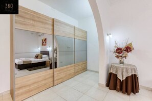 4 sovrum, skrivbord, strykjärn/strykbräda och resesäng