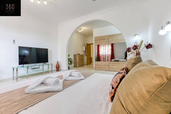 4 bedrooms, desk, iron/ironing board, travel crib