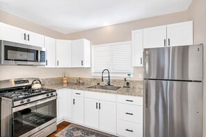 Kjøleskap, mikrobølgeovn, ovn og kokeplater