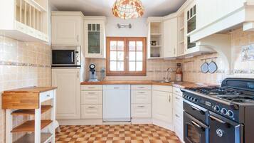 Een koelkast, een microgolfoven, een oven, een kookplaat