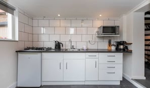 Réfrigérateur, micro-ondes, plaque de cuisson, cafetiÚre/bouilloire
