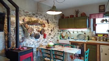 Fridge, oven, stovetop, coffee/tea maker