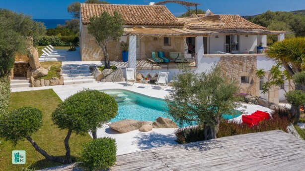 A villa with a swimming pool, stone walls, and a view of the sea. - COZY VILLA FLORA - PRIVATE POOL AND WALKING DISTANCE FROM THE BEACH (San Teodoro)