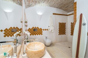 Bruser, hårtørrer, bidet, håndklæder