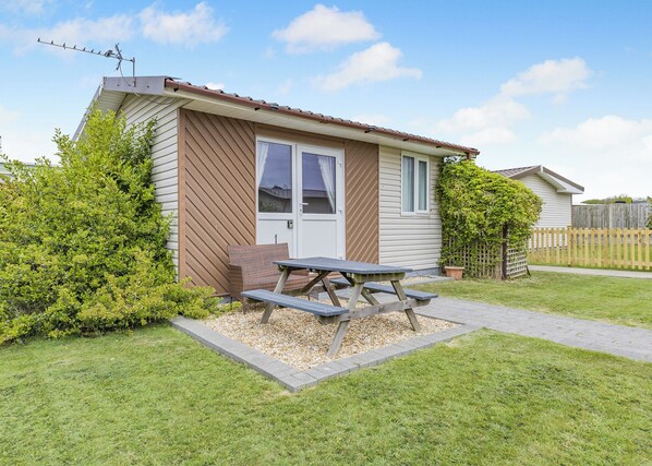 Outdoor dining - 1 bedroom accommodation in Anderby Creek, Mablethorpe (Anderby Creek, Mablethorpe)