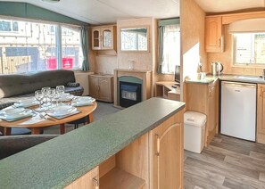 Unclassified image, 5 of 5, button - 3 bedroom accommodation in Newbridge, Nr Yarmouth (Newbridge, Nr Yarmouth)