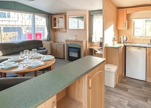 Unclassified image, 5 of 5, button - 3 bedroom accommodation in Newbridge, Nr Yarmouth (Newbridge, Nr Yarmouth)