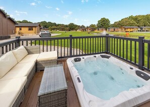 Outdoor spa tub - 2 bedroom accommodation in Eaton, Congleton (Eaton, Congleton)