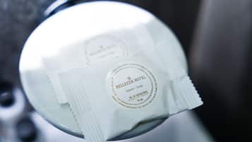 Suihku, sadesuihkupää, hiustenkuivaaja, tohvelit