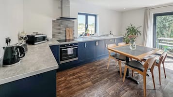 Réfrigérateur, four, plaque de cuisson, grille-pain