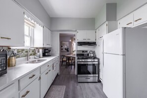 Refrigerador, microondas, horno, placa de cocina