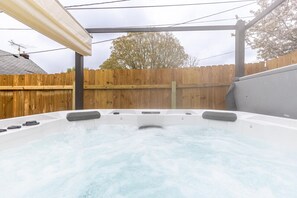 Outdoor spa tub - Quiet Modern Home w/ Hot Tub! (Parma)