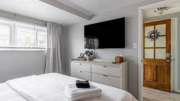3 bedrooms, desk, free WiFi, bed sheets