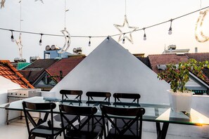 تناول الطعام بالخارج