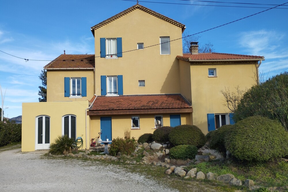 Joli T1 , 36m2, sur Terrain de 1700m2, Proche Commerces et Plages