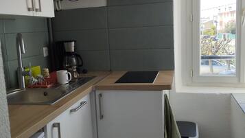 Réfrigérateur, micro-ondes, plaque de cuisson, grille-pain