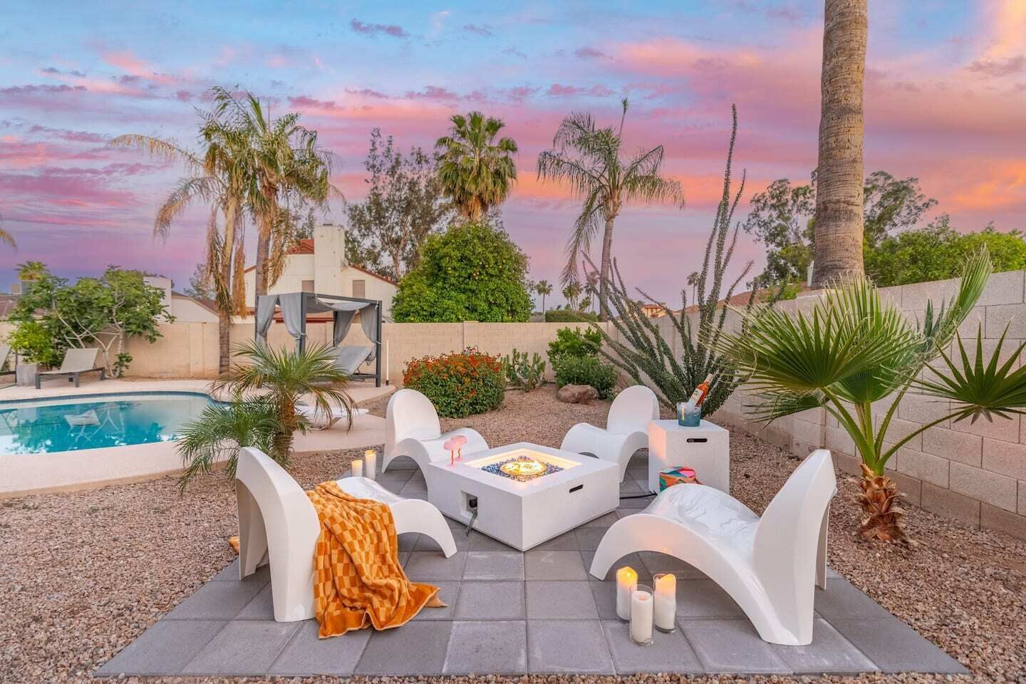 حمّام سباحة مُدفَّأ، مقاعد للتشمس