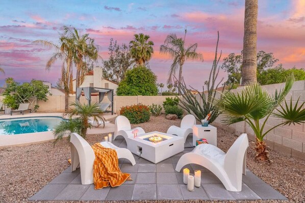A heated pool, sun loungers - Designer Oasis Minutes from Scottsdale Events, Heated Pool,Hot Tub ,Sleeps 8 (Scottsdale)