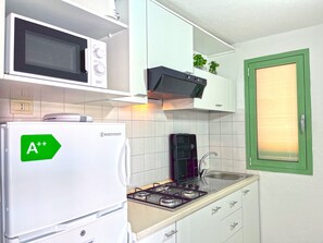 Kühlschrank, Ofen, Herdplatte, Wasserkocher mit Kaffee-/Teezubehör