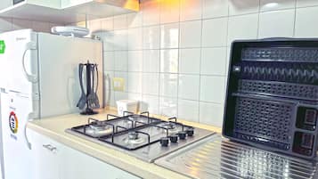 Kylskåp, ugn, spishäll och kaffe- och tebryggare