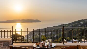 Villa | 4 bedrooms, soundproofing, Internet