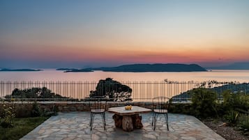Villa | 4 bedrooms, soundproofing, Internet
