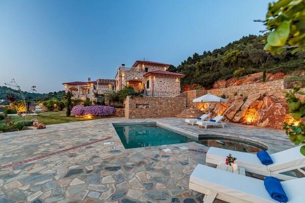 Villa | 4 bedrooms, soundproofing, Internet