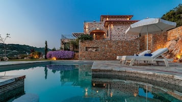 Villa | 4 bedrooms, soundproofing, Internet