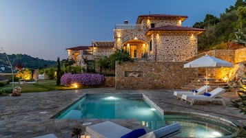 Villa | 4 bedrooms, soundproofing, Internet