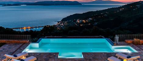 Villa | 5 bedrooms, soundproofing, Internet