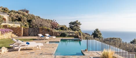 Villa | 5 bedrooms, soundproofing, Internet