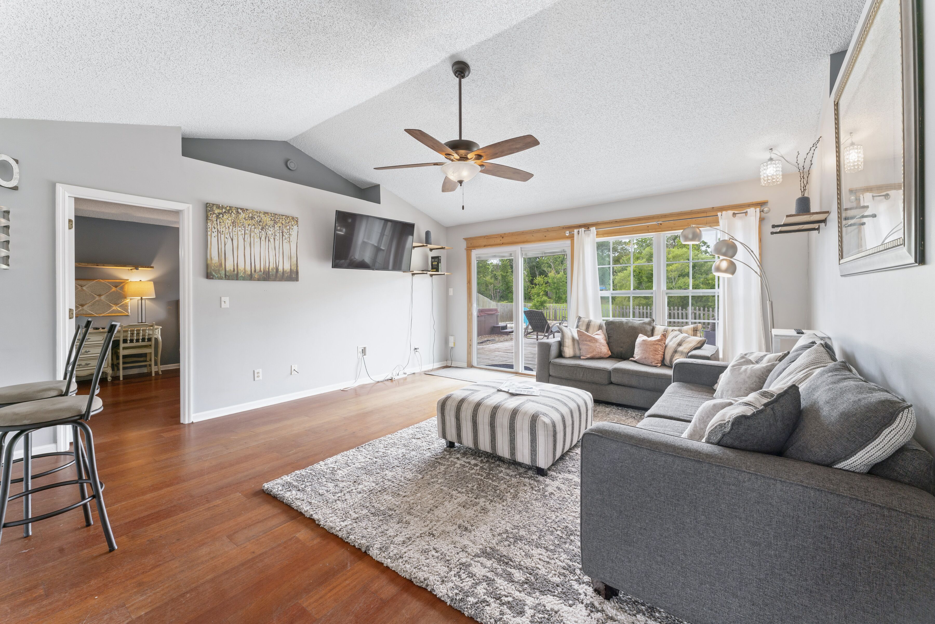 This house is a 3 bedroom(s), 2 bathrooms, located in Jacksonville, FL.