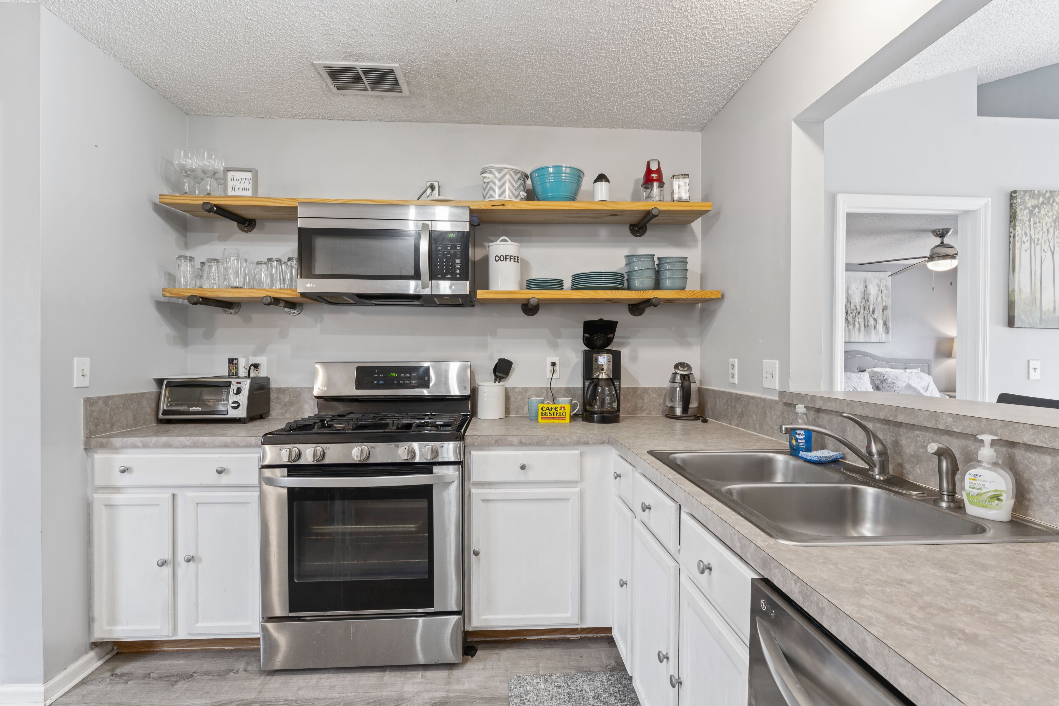 This house is a 3 bedroom(s), 2 bathrooms, located in Jacksonville, FL.