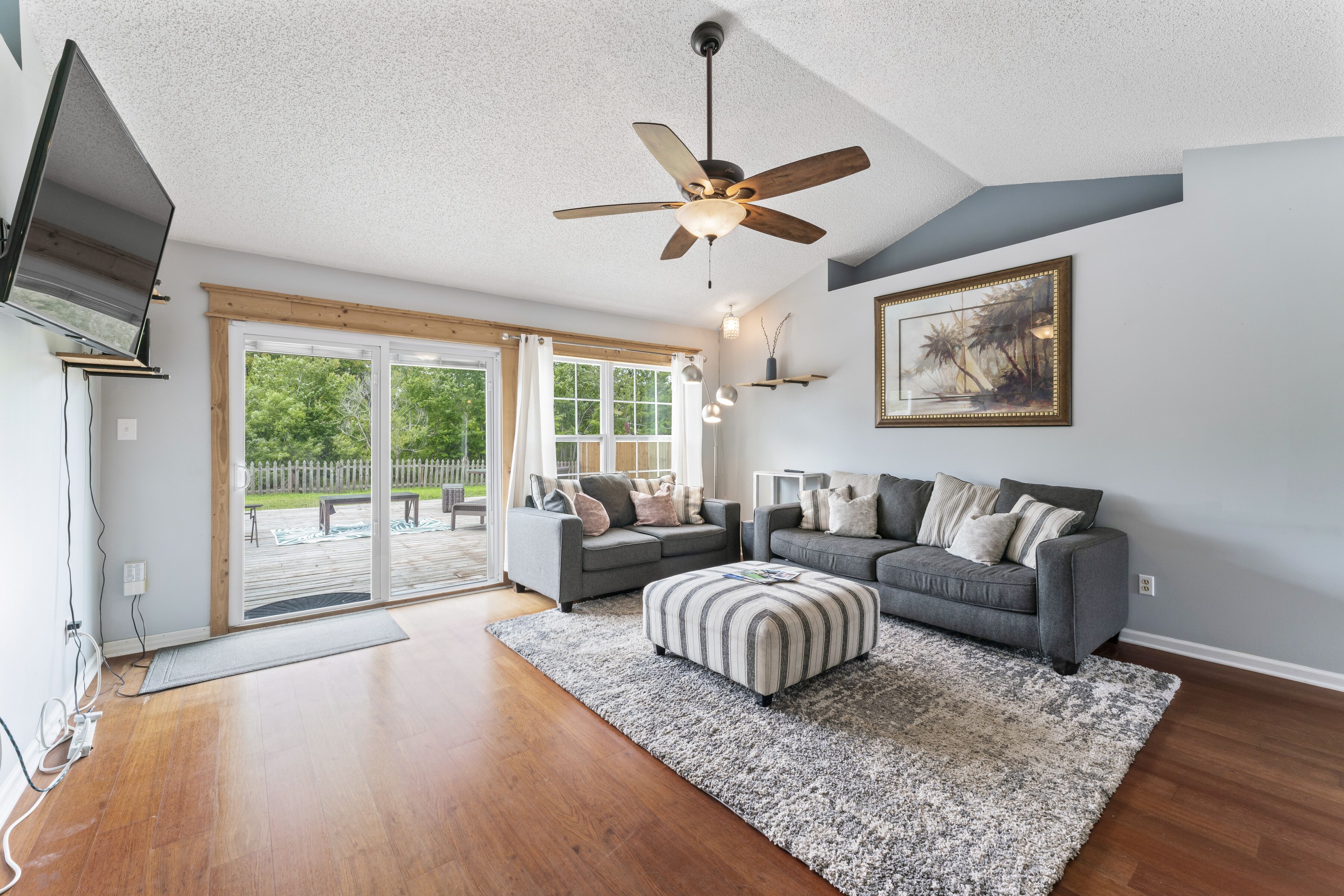 This house is a 3 bedroom(s), 2 bathrooms, located in Jacksonville, FL.