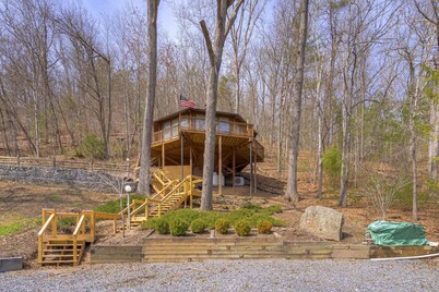 Cozy rental near Greenbrier Resort with a deck, stunning views modern-rustic charm, and full kitchen