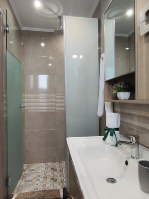 Dusche, Haartrockner, Handtücher, Seife