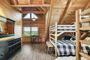 4 bedrooms, iron/ironing board, free WiFi, bed sheets - Near Pigeon Forge | Theater, Game Room, Hot Tub & Resort Pools (Sevierville)