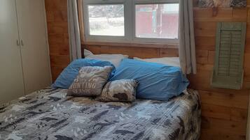 3 bedrooms, bed sheets