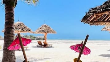 على الشاطئ، رمال بيضاء، مظلات الشاطئ، مناشف للشاطئ