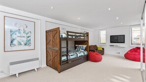 4 عدّة غرف نوم ومكواة/لوح كي وواي فاي وملاءات أسرّة