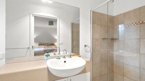 Bathtub - A Cozy 4BR Located in the Charming Coastal Town of Lorne (Lorne)