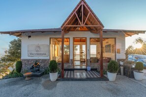 Un bâtiment sur lequel on peut lire l’inscription « Vatsyayana » et devant lequel se trouve une statue représentant une figure assise.