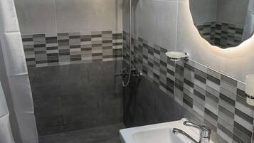 Business Suite | Bathroom | Shower, towels, soap, shampoo