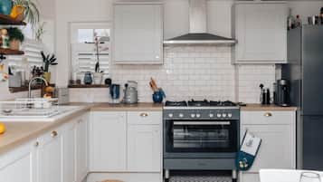 House | 3 bedrooms, desk