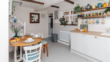 House | 3 bedrooms, desk